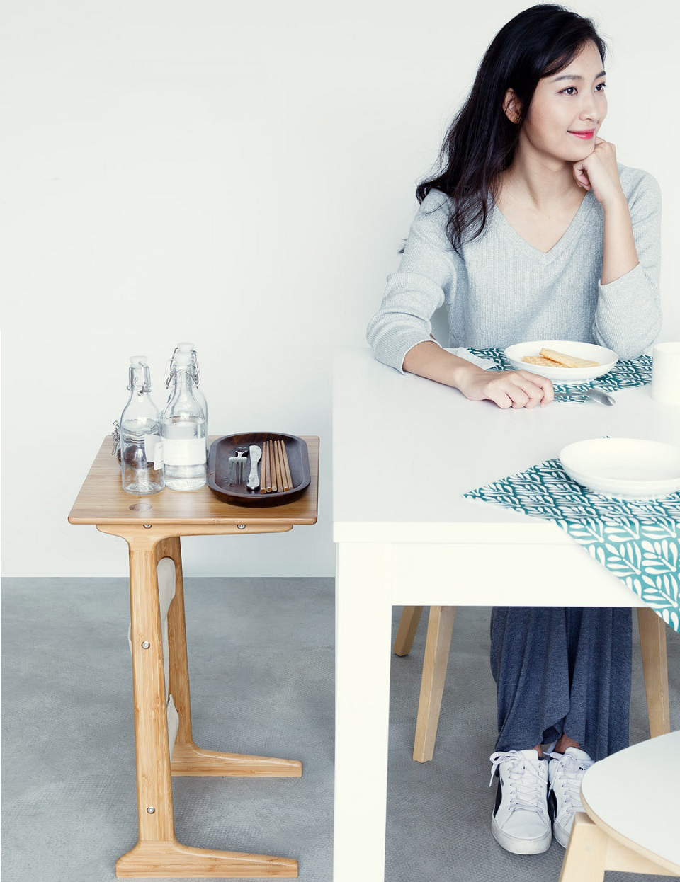 Столик Zen`s Bamboo Multifunctional Sofa Table дівчина на кухні